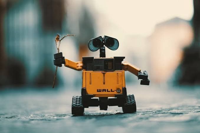 Robot de juguete estilo WALL-E en una calle
